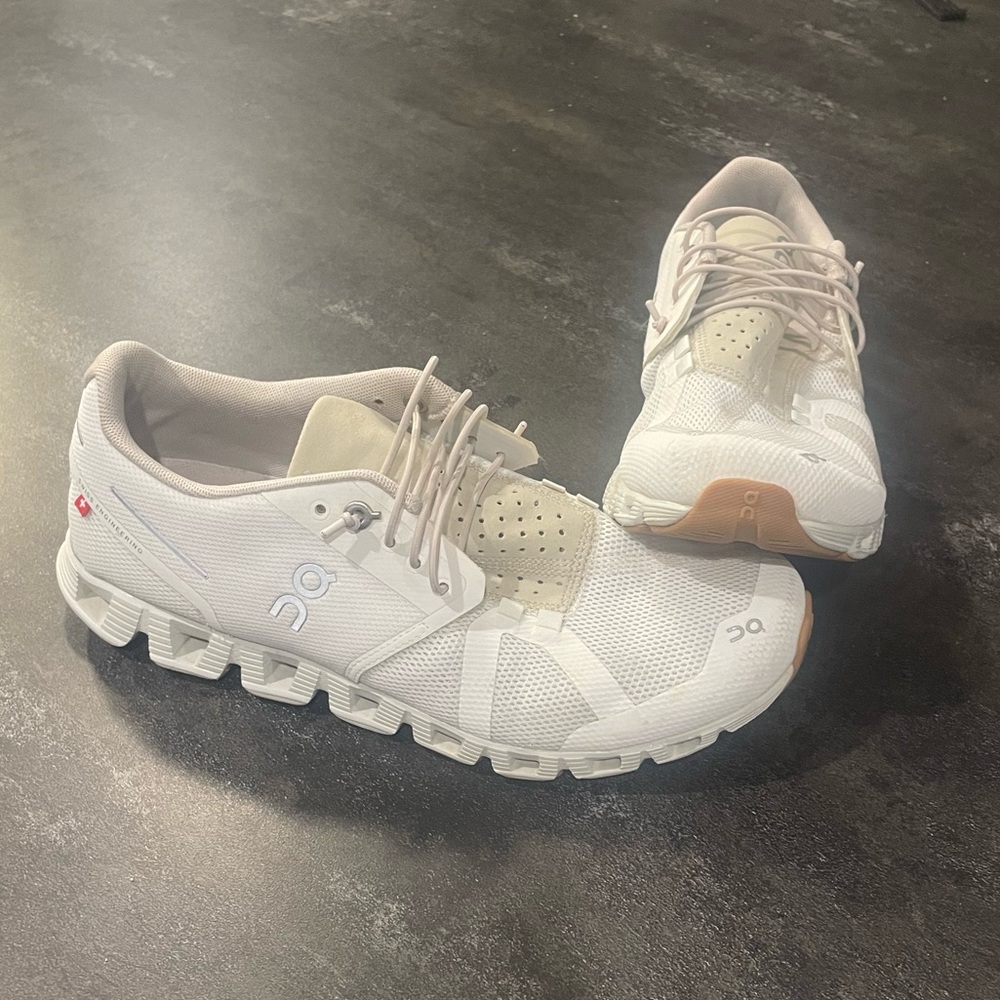 On Cloud Running Shoes 8.5